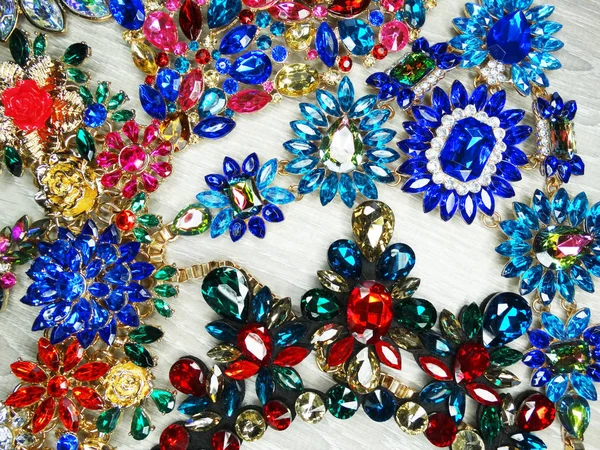 Bijoux perles de mode fond de collier avec cristaux colorés — Photo