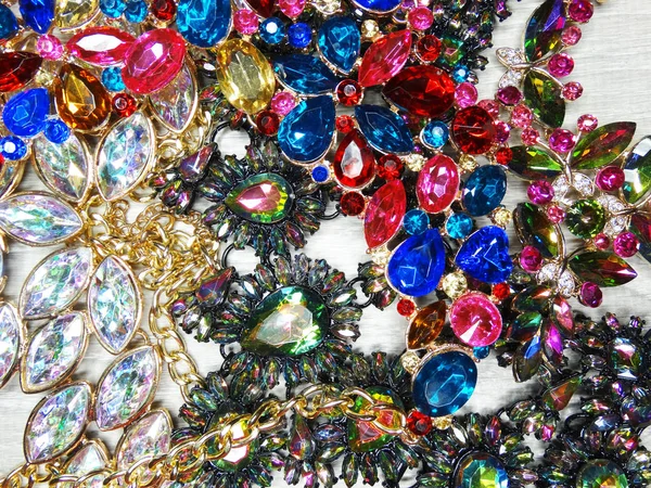 Gioielli moda perline collana sfondo con cristalli colorati — Foto Stock