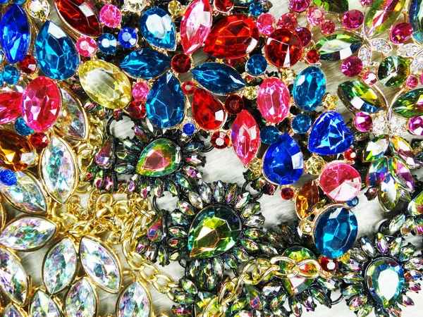 Bijoux perles de mode fond de collier avec cristaux colorés — Photo