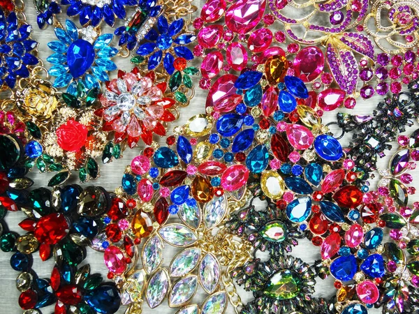 Bijoux perles de mode fond de collier avec cristaux colorés — Photo