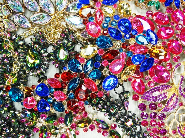 Bijoux perles de mode fond de collier avec cristaux colorés — Photo