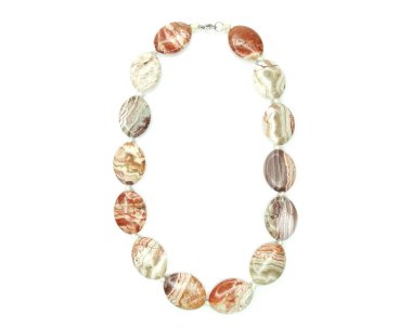 Doğal taşlarla süslenmiş takı kolyesi kristaller, Jasper izole edilmiş.                              