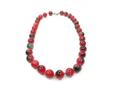 Doğal taşlar, kristaller ve turmalin içeren takı boncukları.                              