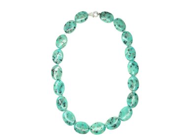 Doğal taşlarla süslenmiş takı kolyesi kristaller, Jasper izole edilmiş.                              