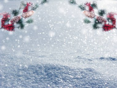 Yılbaşı arka planında kar köknar dalları orman zemininde koni