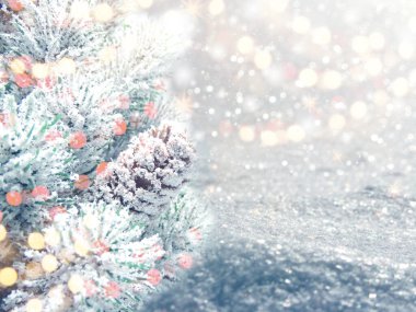 Yılbaşı arka planında kar köknar dalları orman zemininde koni