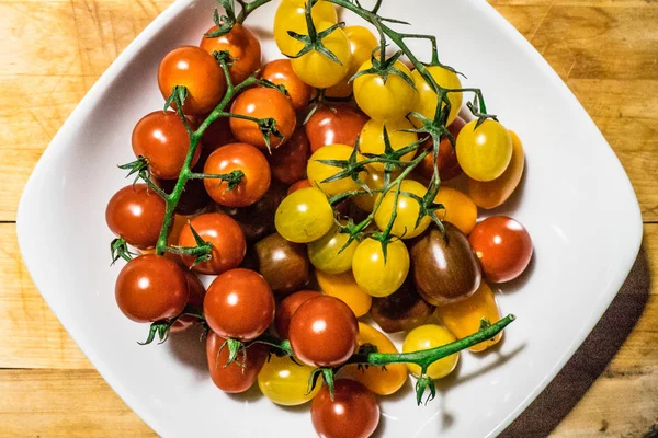 Tagliere con pomodorini rossi e gialli — Foto Stock