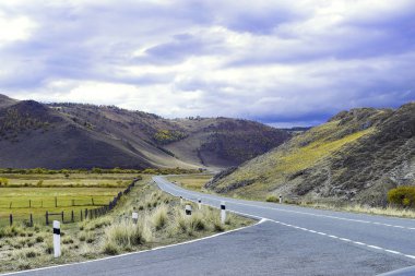 sonbahar bozkır üzerinden dolambaçlı yol