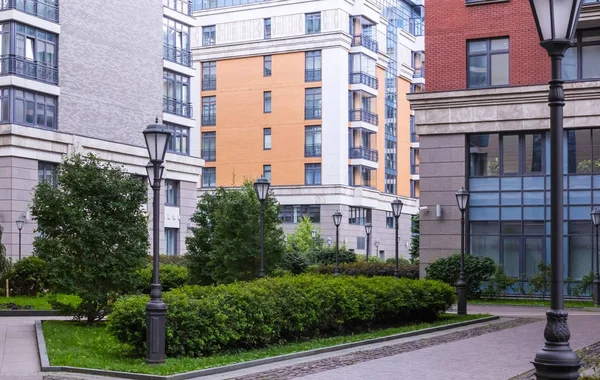 Patio de la ciudad en verano — Foto de Stock