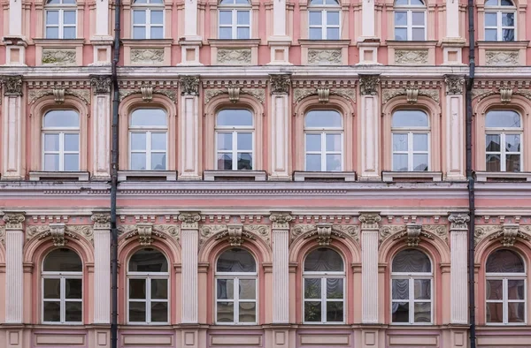 复古建筑粉红色古典门面 — 图库照片