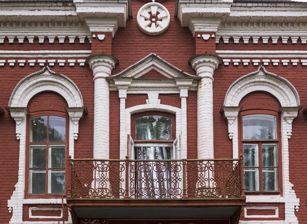 Exterior design of a red brick building in pseudo-Russian style — Stock Photo, Image