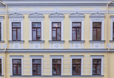 Vintage mimari klasik sıva cephe, zengin bir dekore edilmiş çeşitli mimari detaylar - kalıbı, korniş, dripstone, alınlıklı, friz ve diğer.