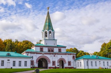 Ön Kapılar ve Albay 'ın odası. Tarihi-mimari ve doğal peyzaj müze rezervi Kolomenskoye 'nin inşası, Moskova, Rusya. Kolomenskoye ortaçağ kraliyet konutuydu.. 
