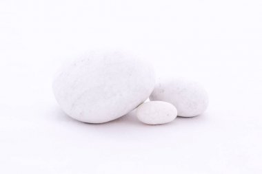 Beyaz zemin üzerinde üç beyaz taşlar