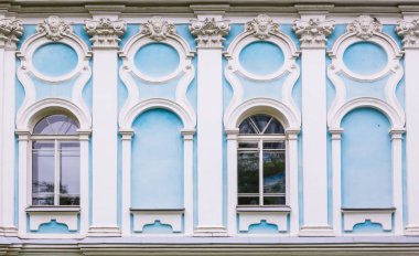 Beyaz ve mavi klasik mimari cephe Barok tarzı bina. Zengin mimari detaylar ön görünümü kapatmak ile dekore edilmiş.