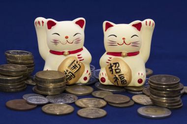 İki şanslı kedi (Maneki-Neko) para arasında. Tablet 