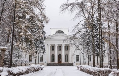 Ana manor house sayısı Olsufyev (şimdi bir kamu Binası) Ershovo Köyü, Moscow region, Rusya Federasyonu. Antik lindens manor park. Kış görünümü.