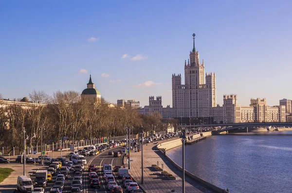 View Moskvoretskaya Embankment Skyscraper Kotelnicheskaya Embankment Moscow River Autumn Day — Stock Photo, Image