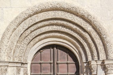  Demetrius Katedrali, dış dekor parçası XII yüzyıl. Beyaz taş oyma kemer