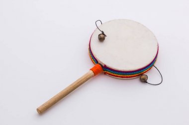 Egzotik etnik müzik aleti. Bir kolu ile davul vurmalı enstrüman. Peru.