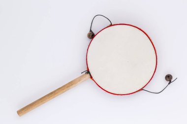 Egzotik etnik müzik aleti. Bir kolu ile davul vurmalı enstrüman. Peru.