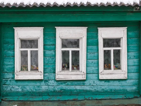 木造住宅のファサード 装飾的な彫刻 ロシア民謡風 正面クローズ アップ — ストック写真