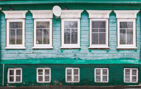  Vintage cephe bir tuğla DVE ahşap iki katlı evin geleneksel Rus tarzı. Önden Görünüm colse kadar.