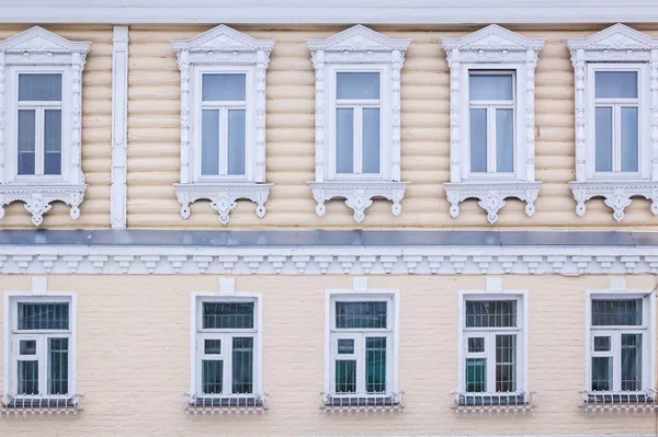 传统的俄罗斯风格的砖和 Woodentwo 层房子翻新复古的门面 前视图闭 — 图库照片