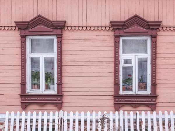 Bir ahşap evin cephe. Dekoratif Ahşap oyma. Rus Halk tarzı. Önden Görünümü Kapat.