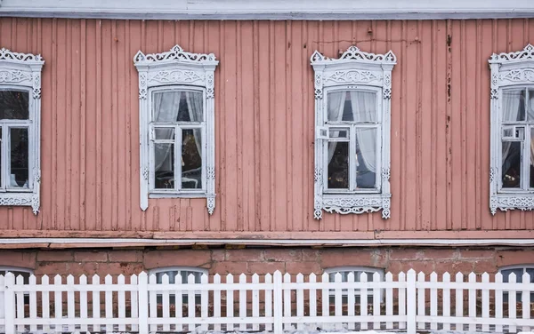 Bir ahşap evin cephe. Dekoratif Ahşap oyma. Rus Halk tarzı. Önden Görünümü Kapat.