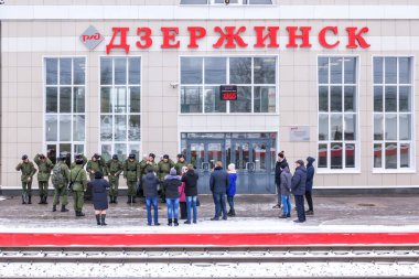 Dzerzhinsk, Rusya - 23 Kasım 2017: Yıllık sonbahar askere orduya Rusya Federasyonu. Tren istasyonu platformu acemi arkadaşları ve yakınları tarafından eşlik.