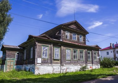 Myshkin, Rusya - 29 Haziran 2016; Rus ili tarihi kasaba mimarisi. Eski geleneksel tarihi ahşap ev asma, gables, Taş Vakfı. Eski erkek spor salonu.