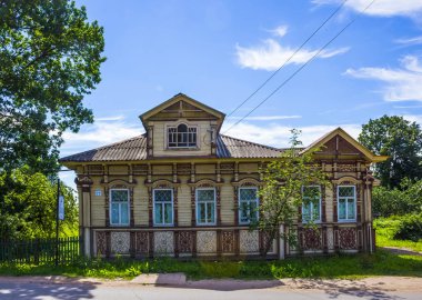 Myshkin, Rusya - 29 Haziran 2016; Rus ili tarihi kasaba mimarisi. Eski geleneksel tarihi ahşap ev asma, gable, süslü Ahşap oyma.