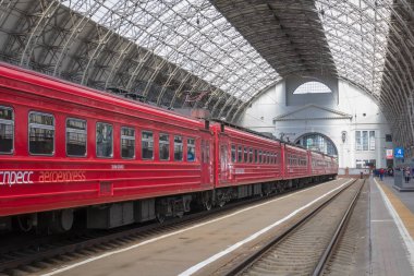 Moskova, Rusya - 28 Mayıs 2017; Kievsky tren istasyonu kapalı platformu. Kırmızı tren aeroexpress Havaalanı'na.