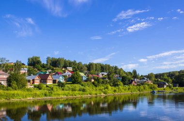 Eski kasaba Plyos Volga Nehri'nin manzarası. Pitoresk Plyos - Rus plein hava sanatçıların favori bir yer.