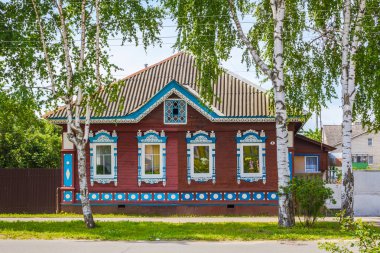 Uglich, Rusya - 2 Temmuz 2016; Rus ili tarihi kasaba mimarisi. Eski geleneksel zarif ahşap ev ile oyulmuş süsleme.