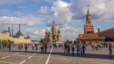 Moskova, Rusya - 17 Haziran 2017: Şehir merkezinde, Rusya Red Square adlı güneşli yaz günü. Aktiviteler - Aziz Basil Katedrali, sakız, Kremlin, Anıtkabir gezi turist.