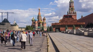 Moskova, Rusya - 17 Haziran 2017: Şehir merkezinde, Rusya Red Square adlı güneşli yaz günü. Türbesi, işçinin Kulesi, Aziz Basil Katedrali, sakız.