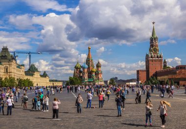 Moskova, Rusya - 17 Haziran 2017: Şehir merkezinde, Rusya Red Square adlı güneşli yaz günü. Aktiviteler - Aziz Basil Katedrali, sakız, Kremlin gezi turist.