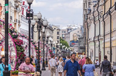 Moskova, Rusya - 13 Temmuz 2016: Arbat, eski bir favori turist Caddesi Moskova merkezinde bulutlu yaz günü ve Marshal Zhukov'a, İkinci Dünya Savaşı Komutanı portresi görünümünü.