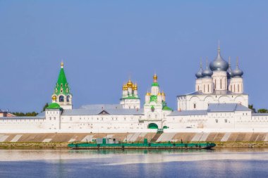 Kutsal Trinity Makaryevsky Zheltovodsky Manastırı. Trinity Katedrali, kapı kilise adına Archangel Michael, kilisenin çan kulesi ile Meryem varsayım. Güneş ışığı, pus.