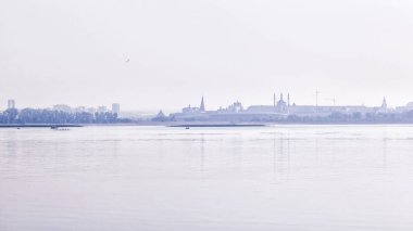  Şehir Kazan manzarası Volga Nehri manzarası. Haze