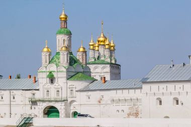 Kutsal Üçlü Makaryevsky Zheltovodsky Manastırı. Gate kilise adına Archangel Michael, kilisenin kutsal bakire Meryem varsayım.
