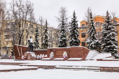 ZVENIGOROD, Rusya - 5 Kasım 2016; II. Dünya Savaşı Anıtı. Rus metin 