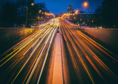 Gece şehir ışıkları. sokakta ışık yollar. Vintage film tonda filtter.
