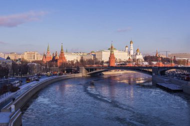 Kış Moskova cityscape. Kremlin, Bolshoy Kamenny köprü ve Buz Moskova Nehri günbatımında sürüklenen ünlü görünümünü. Tonda filtre.