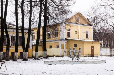 Kış irtifa Bahçe. Eski binalar yıpranmış. Sovyet kere tipik heykel. Kolomna, Rusya. Donmuş durma süresi.