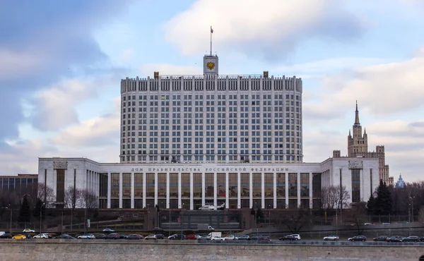 Hükümet Binası bir bulutlu bahar günü, Moskova, Rusya Federasyonu