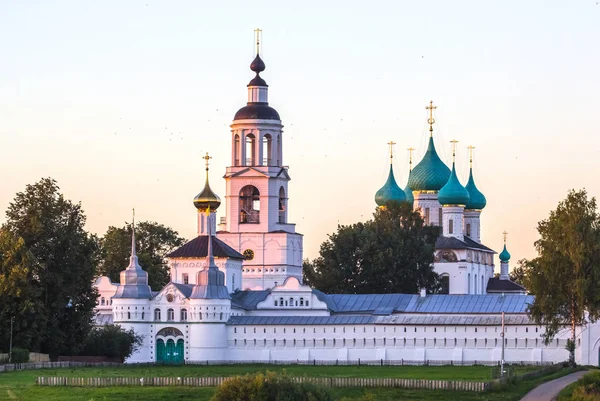 ヤロスラヴリ ロシアの黄金のリング 鐘塔と神殿の白い石正統派修道院が夏の夜に夕焼けのピンクの光を反映します — ストック写真