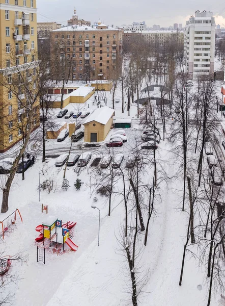 Обычный Московский Двор Зимой Городской Пейзаж — стоковое фото